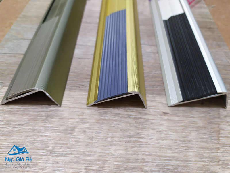 Nhung-luu-y-khi-chon-mua-nep-chong-truot-cau-thang-nepgiare