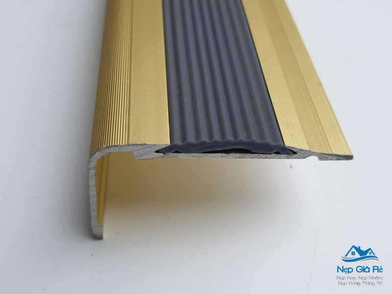 Uu-diem-cua-nep-chong-truot-cau-thang-nepgiare