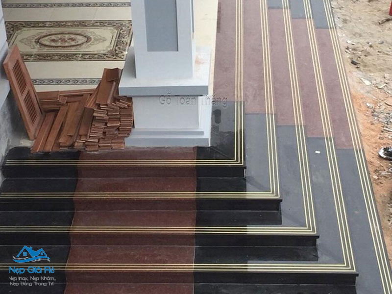 Bang-gia-chong-truot-cau-thang-tai-yen-bai-nepgiare