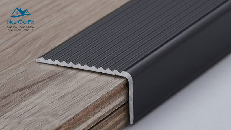 Bang-gia-nep-chong-truot-cau-thang-tai-binh-dinh-nepgiare