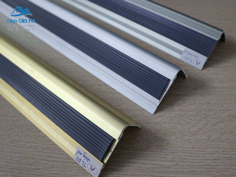 Bang-gia-nep-chong-truot-cau-thang-tai-ha-noi-nepgiare