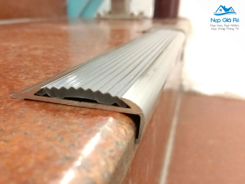 Bang-gia-nep-chong-truot-cau-thang-tai-ha-tinh-day-du-nepgiare