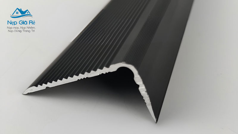 Bang-gia-nep-chong-truot-cau-thang-tai-nghe-an-1-nepgiare