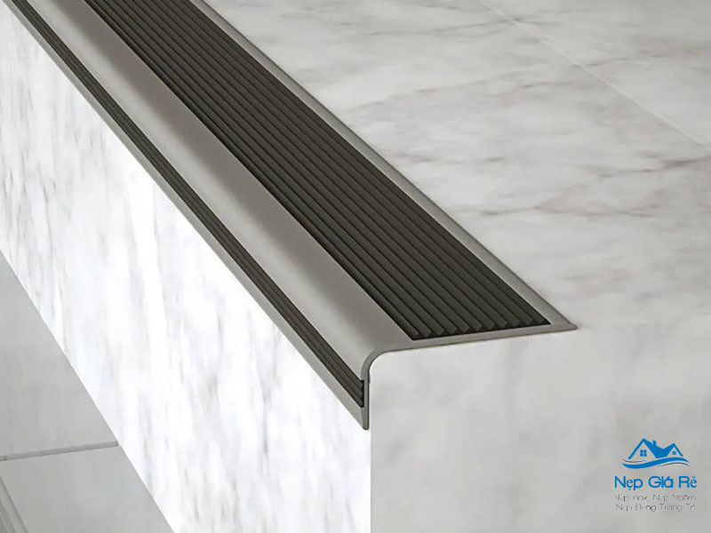 Bang-gia-nep-chong-truot-cau-thang-tai-nghe-an-nepgiare