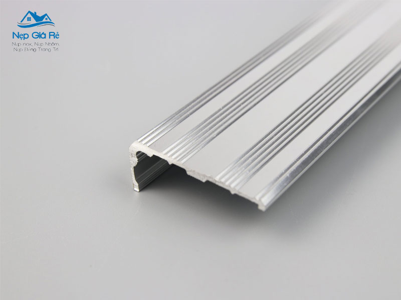 Bang-gia-nep-chong-truot-cau-thang-tai-thai-nguyen-nepgiare