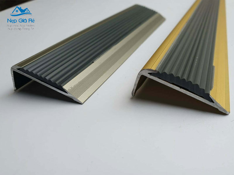 Bang-gia-nep-chong-truot-cau-thang-tai-tp-hue-nepgiare