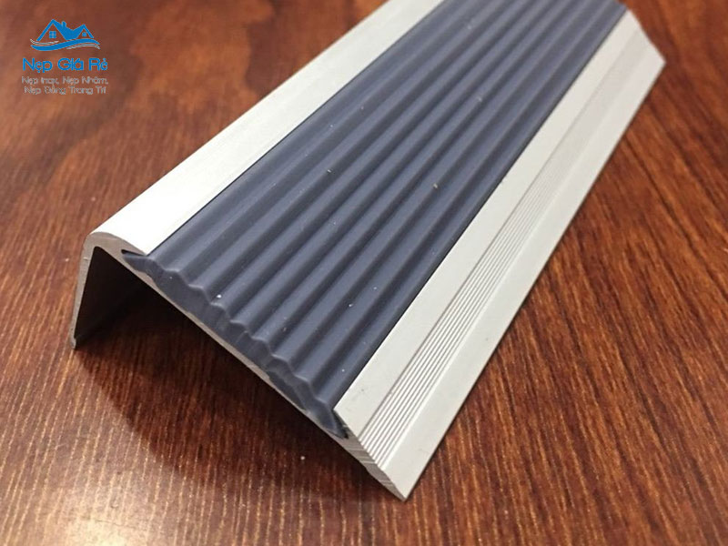 Bang-gia-nep-chong-truot-cau-thang-tai-vinh-long-moi-nhat-nepgiare