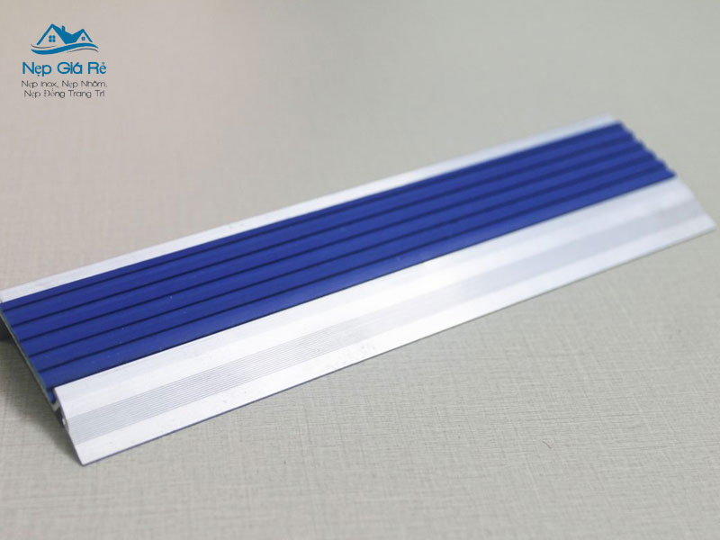 Bang-gia-nep-chong-truot-cau-thang-tai-vinh-phuc-moi-nhat-nepgiare