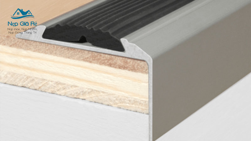 Bao-gia-nep-chong-truot-cau-thang-tai-da-nang-re-nhat-thi-truong-nepgiare