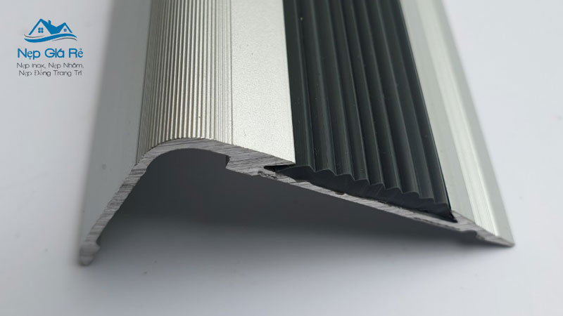 Bao-gia-nep-chong-truot-cau-thang-tai-vinh-long-day-du-chi-tiet-nhat-nepgiare