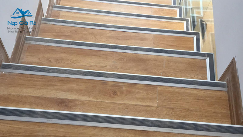 Bat-mi-gia-nep-chong-truot-cau-thang-tai-vinh-phuc-moi-nhat-nepgiare