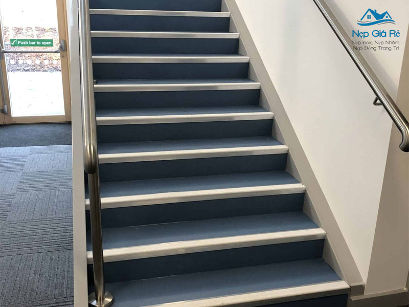 Cac-vi-tri-lap-nep-chong-truot-cau-thang-pho-bien-nepgiare