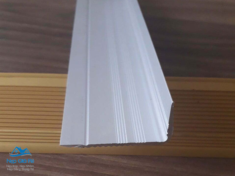 Cac-yeu-to-anh-huong-den-gia-nep-chong-truot-cau-thang-tai-thai-nguyen-nepgiare