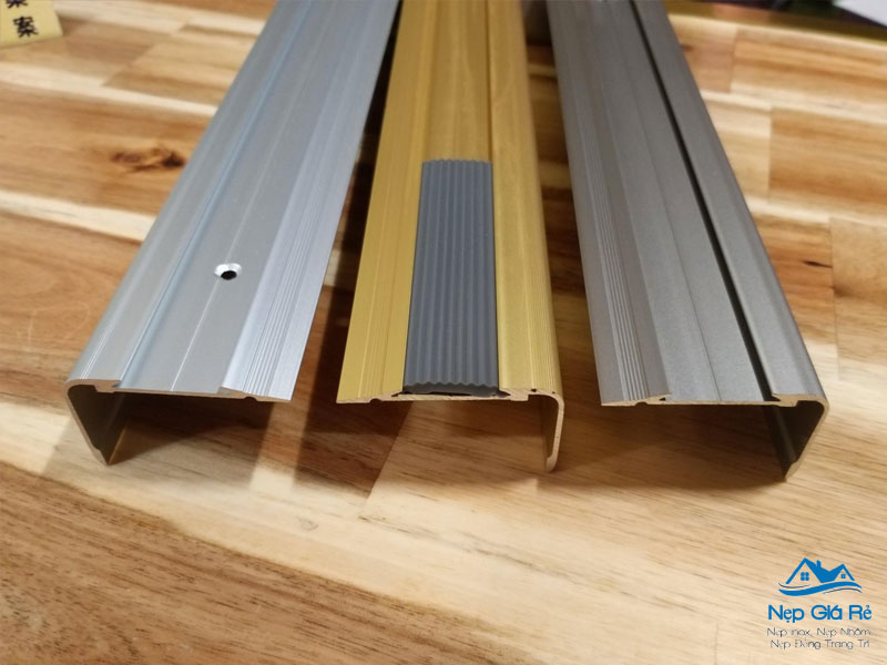 Co-nen-mua-nep-chong-truot-cau-thang-gia-re-tai-tp-hue-khong-nepgiare