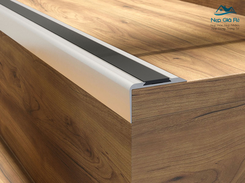 Don-vi-cung-cap-nep-chong-truot-cau-thang-tai-binh-dinh-uy-tin-nepgiare