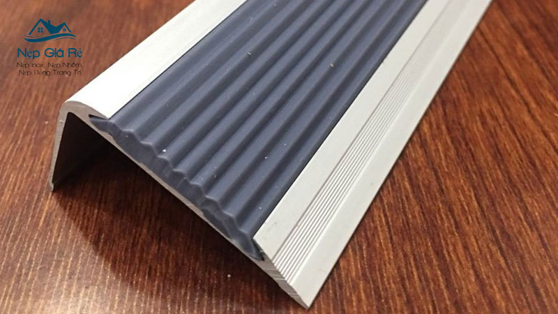 Gia-nep-chong-truot-cau-thang-tai-phu-tho-chinh-xac-nhat-hien-nay-nepgiare