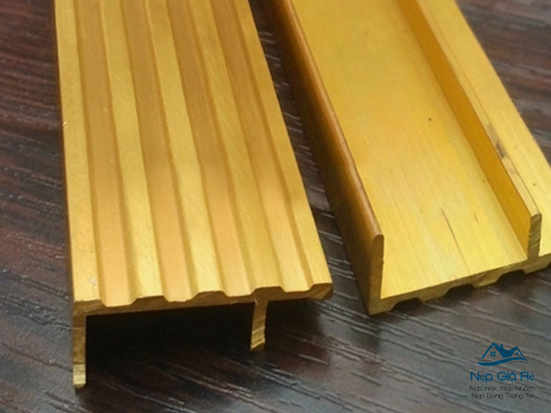 Gia-nep-dong-chong-truot-cau-thang-nepgiare