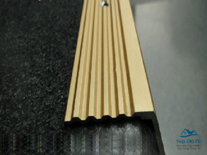 Gia-nep-dong-chong-truot-cau-thang-nepgiare