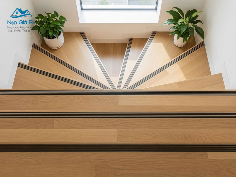 Gia-nep-dong-chong-truot-cau-thang-nepgiare