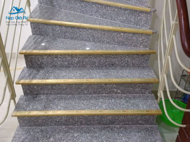 Gia-nep-dong-chong-truot-cau-thang-nepgiare