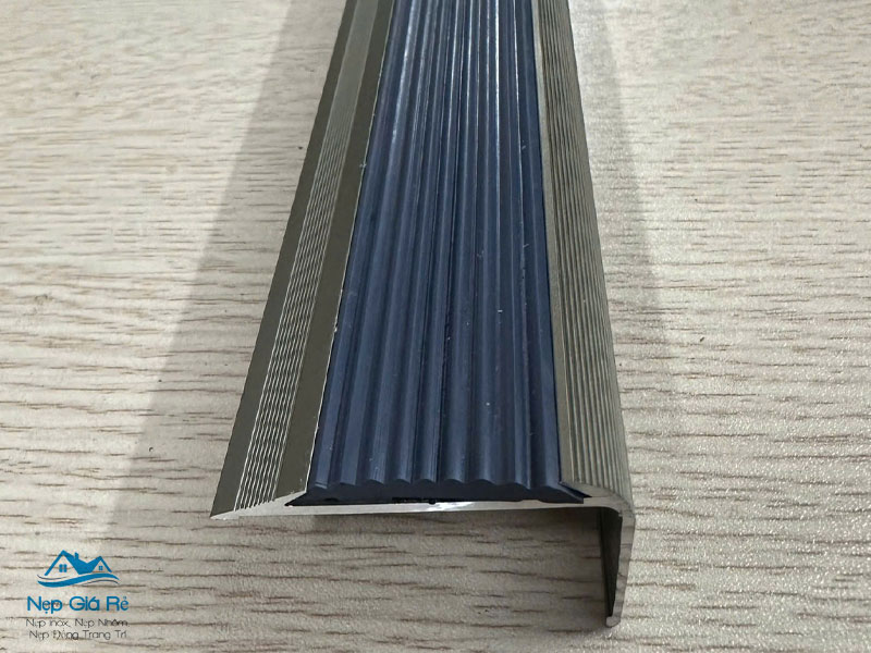 Gia-nep-dong-chong-truot-cau-thang-nepgiare