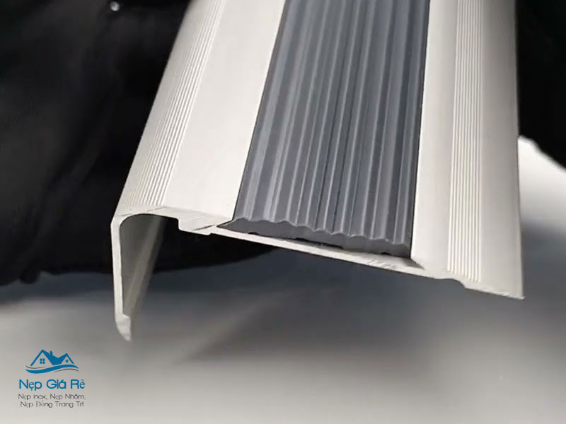 Meo-chon-nep-chong-truot-cau-thang-phu-hop-nepgiare