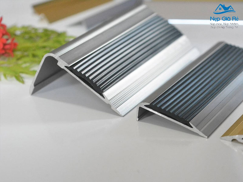 Nen-mua-nep-chong-truot-o-dau-tai-vinh-long-nepgiare