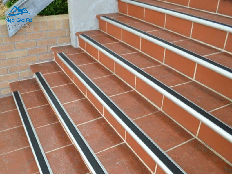 Nhung-loi-ich-thiet-thuc-khi-su-dung-nep-chong-truot-nepgiare