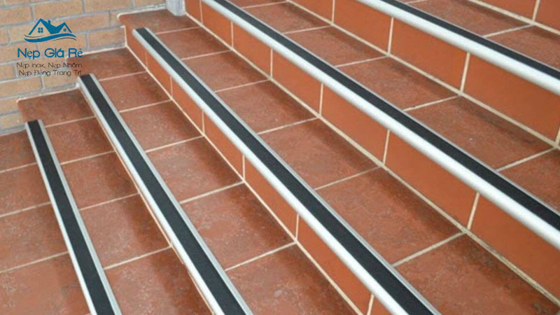 Tham-khao-gia-nep-chong-truot-cau-thang-tai-ha-tinh-uy-tin-nepgiare