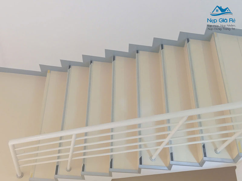 Ung-dung-nep-chong-truot-phu-hop-voi-tung-loai-cau-thang-nepgiare