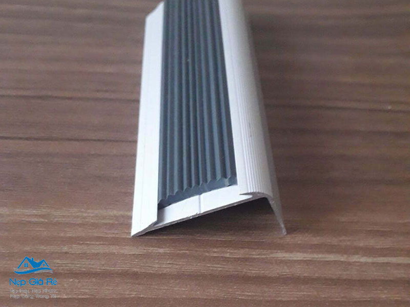 Uu-diem-cua-nep-chong-truot-cau-thang-nepgiare