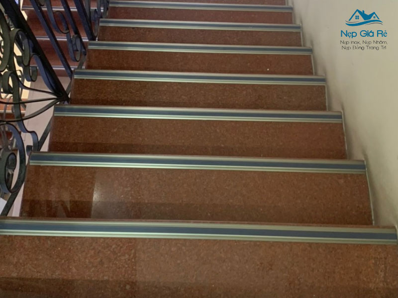 Vi-sao-nen-dung-nep-chong-truot-cau-thang-trong-cong-trinh-nepgiare