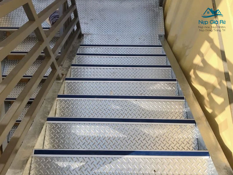 Vi-sao-nep-chong-truot-cau-thang-duoc-nhieu-nguoi-ua-chuong-nepgiare