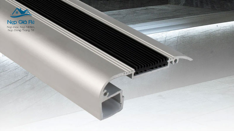 Bang-gia-nep-chong-truot-cau-thang-tai-phu-yen-day-du-cac-loai-pho-bien-nepgiare