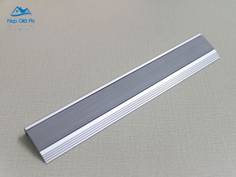 Bang-gia-nep-chong-truot-cau-thang-tai-thai-binh-nepgiare