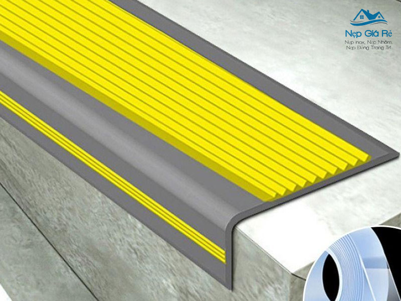 Bat-mi-dia-chi-mua-nep-chong-truot-cau-thang-ben-dep-tai-phu-yen-1-nepgiare