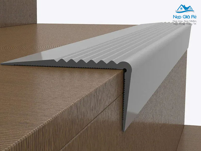 Bat-mi-dia-chi-mua-nep-chong-truot-cau-thang-ben-dep-tai-phu-yen-nepgiare