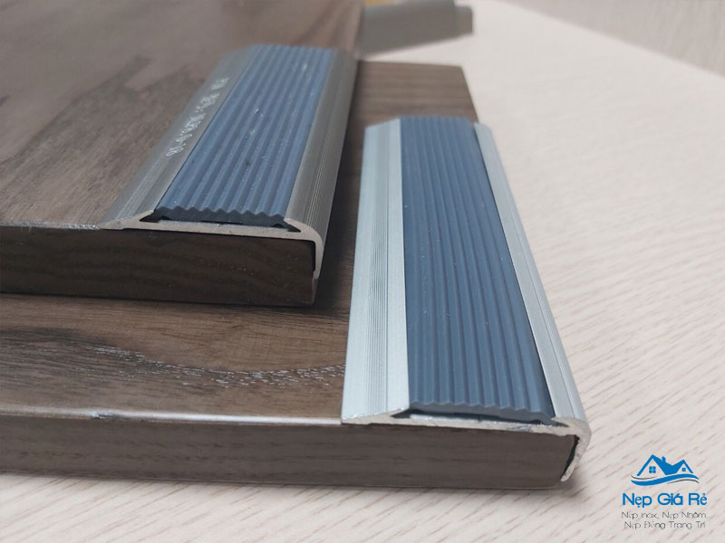 Cac-yeu-to-quyet-dinh-gia-thanh-nep-chong-truot-cau-thang-2-nepgiare