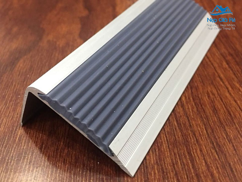 Cac-yeu-to-quyet-dinh-gia-thanh-nep-chong-truot-cau-thang-nepgiare