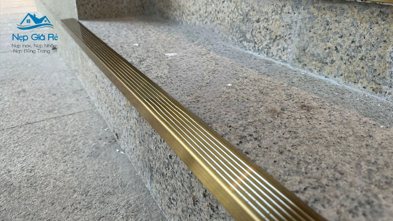 Cap-nhat-gia-nep-chong-truot-cau-thang-tai-long-an-day-du-nhat-nepgiare