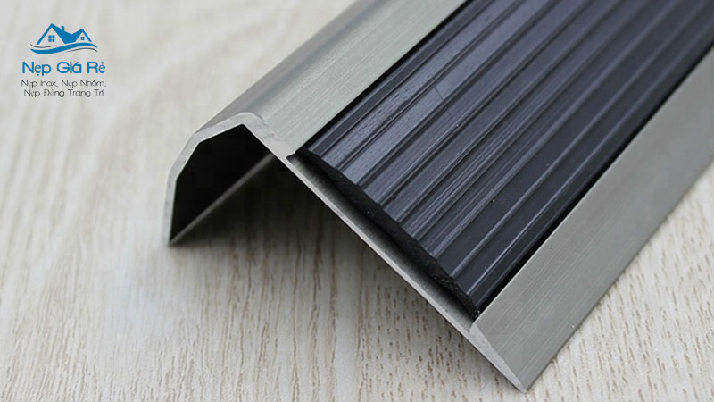 Cap-nhat-gia-nep-chong-truot-cau-thang-tai-son-la-uy-tin-va-moi-nhat-nepgiare