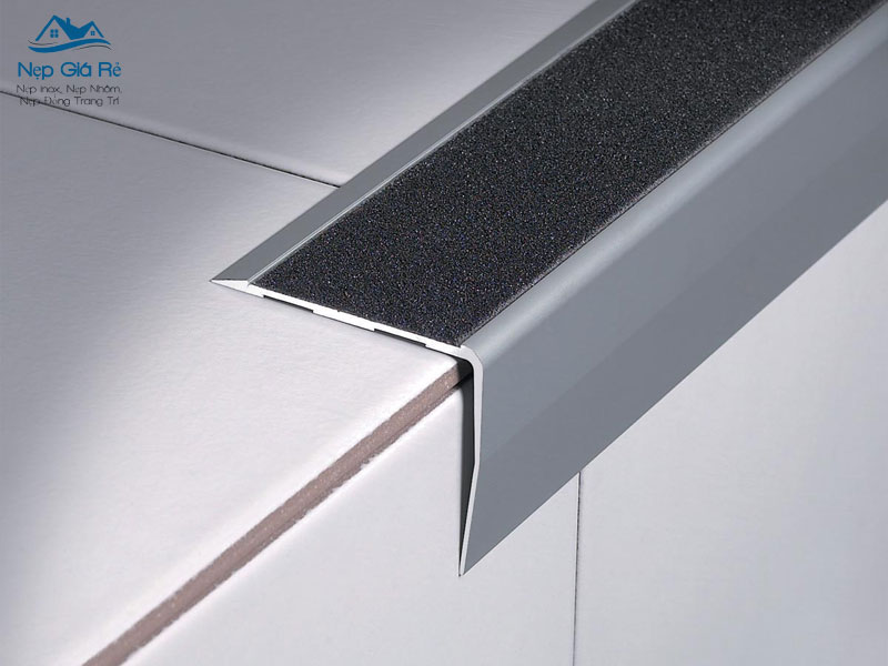 Dat-mua-nep-chong-truot-cau-thang-chat-luong-tai-son-la-nep-gia-re-nepgiare