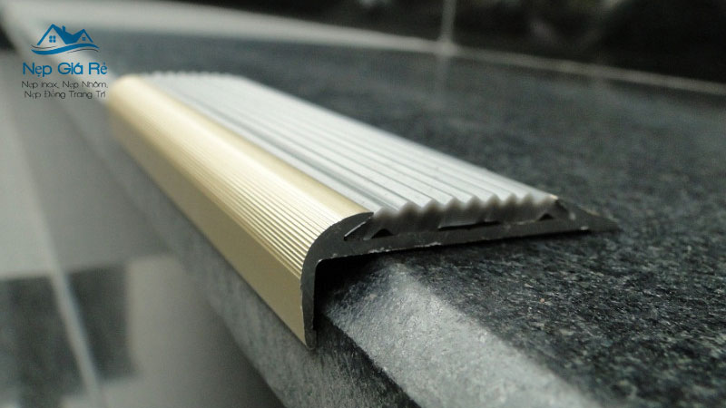 Gia-nep-chong-truot-cau-thang-tai-lao-cai-moi-nhat-nepgiare