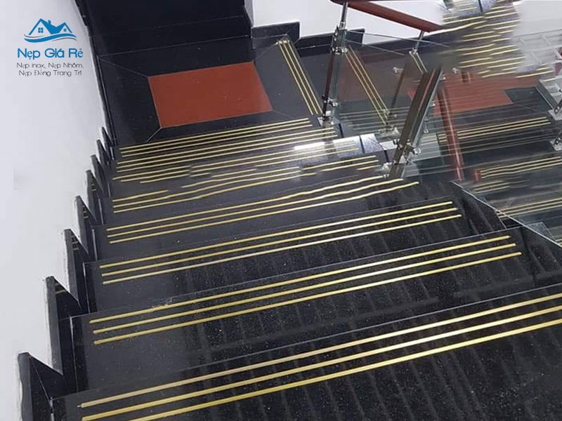 Gia-nep-dong-chong-truot-cau-thang-nepgiare