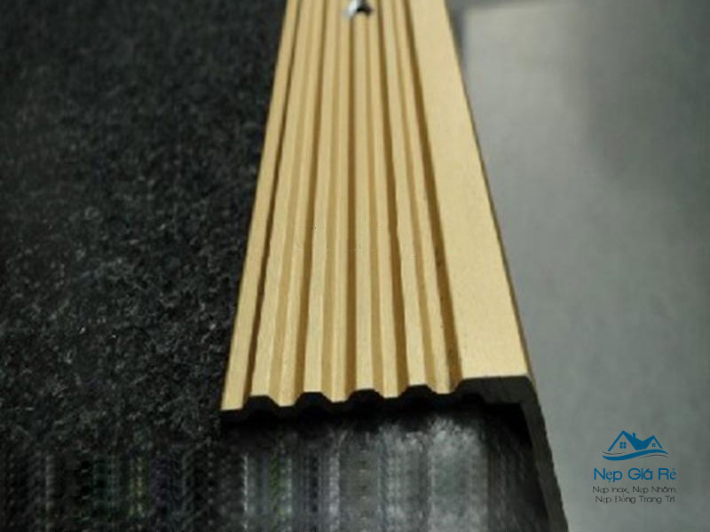 Gia-nep-dong-chong-truot-cau-thang-nepgiare