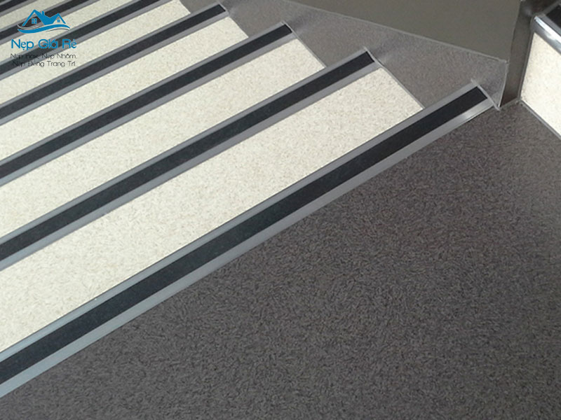 Nhung-luu-y-khi-su-dung-nep-chong-truot-cau-thang-nepgiare