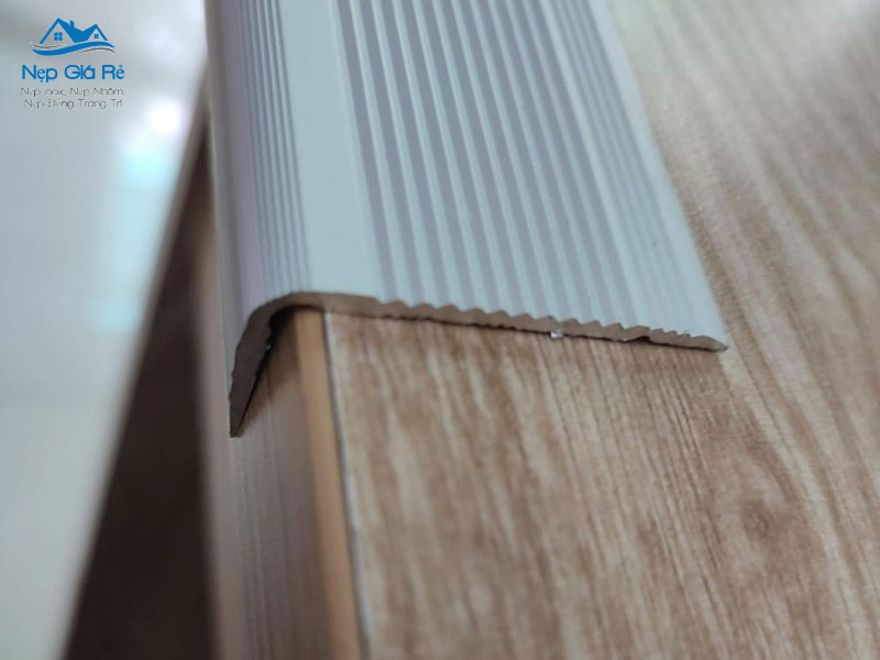 Noi-cung-cap-nep-chong-truot-cau-thang-tai-kien-giang-gia-tot-nhat-nepgiare