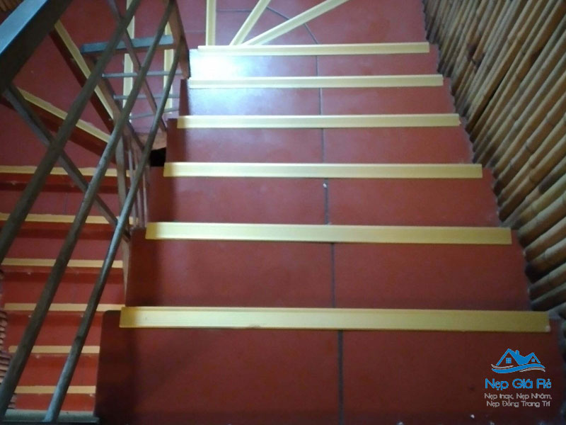 Tieu-chi-chon-nep-chong-truot-cau-thang-phu-hop-1-nepgiare