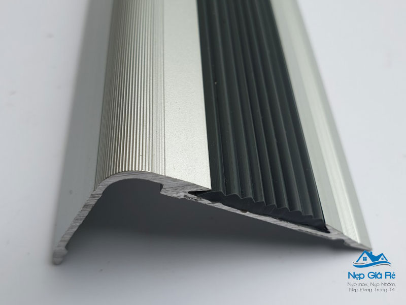 Tieu-chi-chon-nep-chong-truot-cau-thang-phu-hop-2-nepgiare