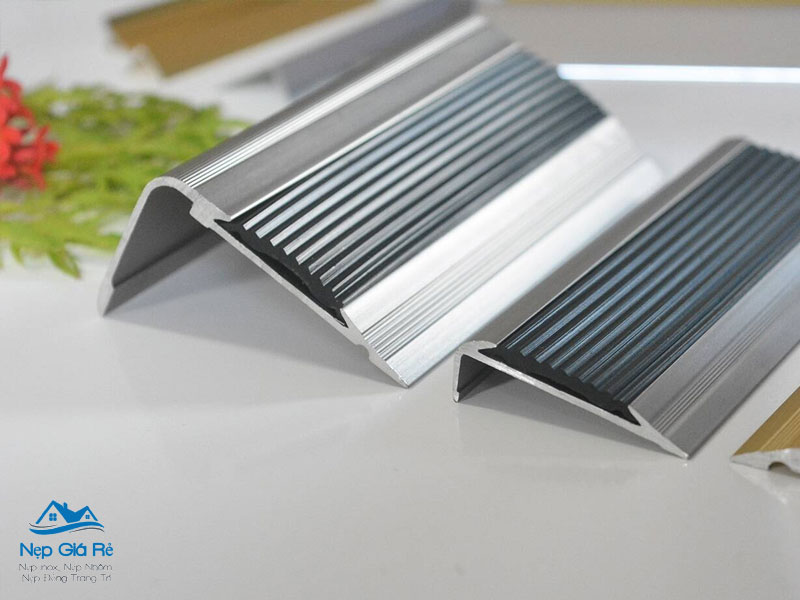 Tieu-chi-chon-nep-chong-truot-cau-thang-phu-hop-nepgiare